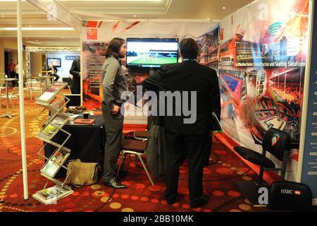 Les délégués visitent le stand GL Events le jour 2 de Rugby Expo 2013 à Twickenham. Banque D'Images