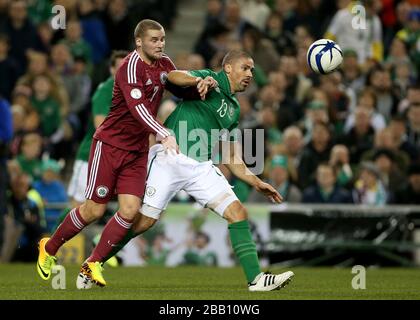 Jon Walters de la République d'Irlande (à droite) et Alans Sinelnikovs de la Lettonie pendant l'International friendly au stade Aviva, Dublin, Irlande. Banque D'Images