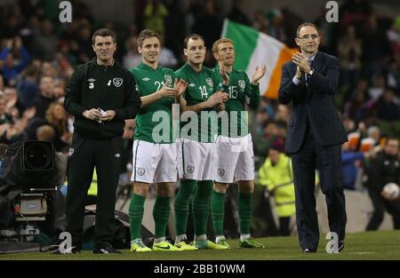 Martin O'Neill (à droite) et Roy Keane (à gauche), directeur adjoint de la République d'Irlande, au contact de Kevin Doyle, Anthony Stokes et Paul Green Banque D'Images