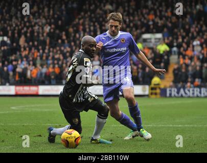 Jamal Campbell-Ryce et Dave Edwards, de Notts County, combattent le ballon Banque D'Images