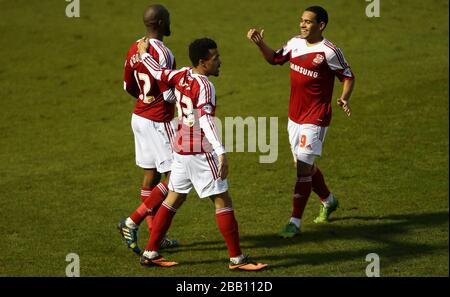 Danny n'Guessan (à gauche) de Swindon Town célèbre son deuxième but avec Nicky Abose (au centre) et Louis Thompson (à droite) Banque D'Images