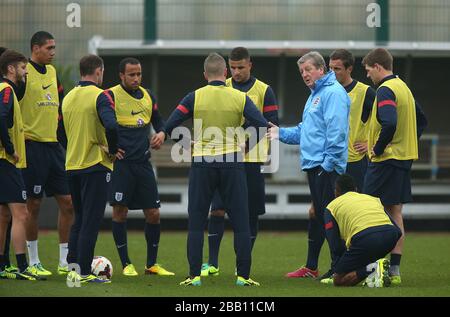 Roy Hodgson, directeur de l'Angleterre, parle à ses joueurs pendant l'entraînement Banque D'Images