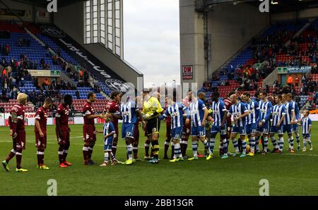 Wigan Athletic et Derby County se serrent les mains avant le match Banque D'Images