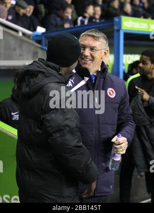 Charlton Athletic Manager Chris Powell et Reading Manager Nigel Adkins se serrent les mains sur l'écran tactile. Banque D'Images