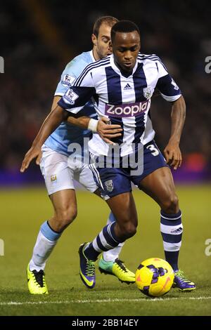 West Bromwich Albion Saido Berahino et Pablo Zabaleta de Manchester City se battent pour le ballon Banque D'Images