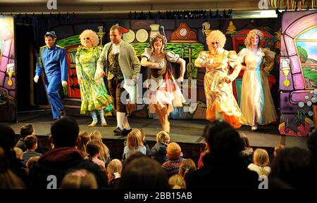 Les enfants et les adultes sont traités à une représentation du pantomime Cendrillon à l'hippodrome de Sandown Banque D'Images
