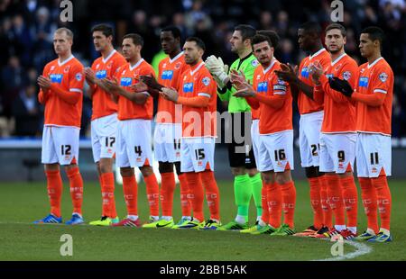 Les joueurs de Blackpool observent quelques minutes d'applaudissements à la mémoire de Nelson Mandela Banque D'Images