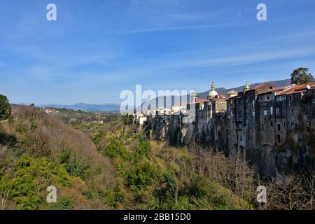 Vue panoramique sur Sant'Agata de 'Goti, un village médiéval dans les montagnes de la région Campanie en Italie Banque D'Images