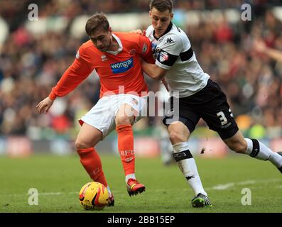 Steven Davies de Blackpool (à gauche) et Craig Forsyth du comté de Derby en action Banque D'Images