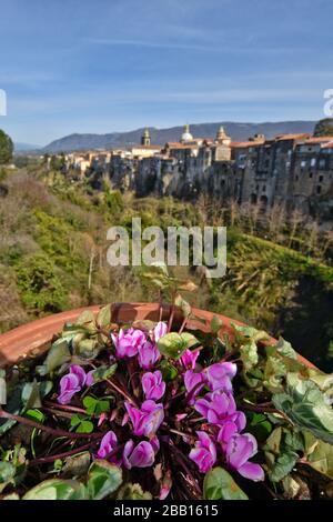 Vue panoramique sur Sant'Agata de 'Goti, un village médiéval dans les montagnes de la région Campanie en Italie Banque D'Images