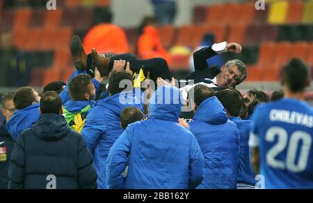 L'entraîneur grec Fernando Santos est jeté dans l'air alors que son côté célèbre la victoire et la qualification pour les finales de la coupe du monde à la fin du match Banque D'Images