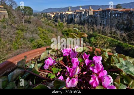 Vue panoramique sur Sant'Agata de 'Goti, un village médiéval dans les montagnes de la région Campanie en Italie Banque D'Images