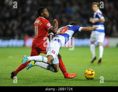 Karl Henry des Queens Park Rangers est fouillé par Charlton Athletic's Callum Harriott (à gauche) Banque D'Images