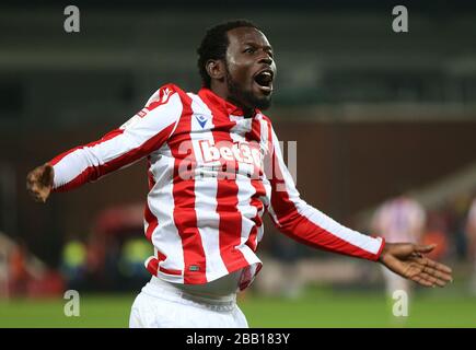 Le nom de Stoke City, Mame Biram Diouf (à gauche), célèbre le deuxième but du match contre Wigan Athletic lors du championnat Sky Bet au stade de la deuxième année Banque D'Images