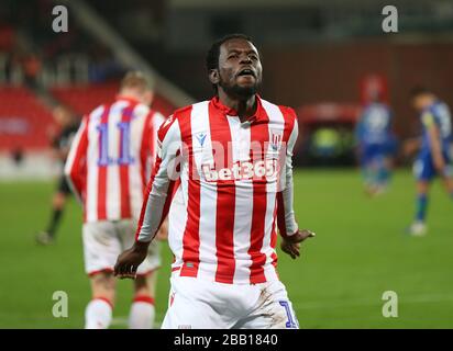 Le nom de Stoke City, Mame Biram Diouf (à gauche), célèbre le deuxième but du match contre Wigan Athletic lors du championnat Sky Bet au stade de la deuxième année Banque D'Images