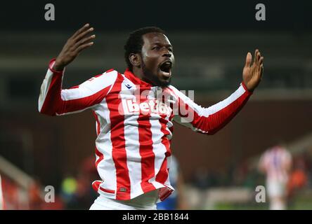 Le nom de Stoke City, Mame Biram Diouf (à gauche), célèbre le deuxième but du match contre Wigan Athletic lors du championnat Sky Bet au stade de la deuxième année Banque D'Images