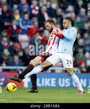 Steven Fletcher de Sunderland (à gauche) et Martin Demichelis (à droite) de Manchester City se battent pour le ballon Banque D'Images