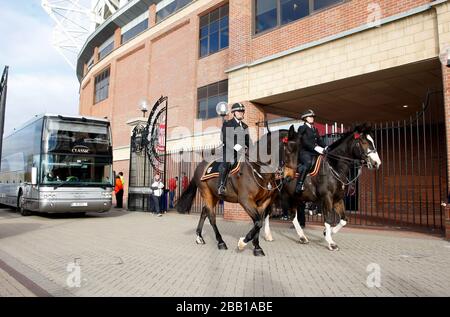 L'autocar Sunderland arrive par une escorte de police montée avant le match Barclays Premier League Sunderland / Manchester City au stade de lumière, Sunderland Banque D'Images