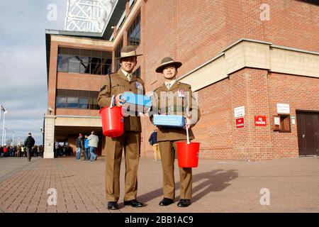 Ghurka Poppy vendeurs à l'extérieur du stade de lumière avant le match Barclays Premier League Sunderland / Manchester City au stade de la lumière, Sunderland Banque D'Images