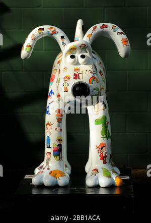 Une statue de Gromit à l'extérieur du parc Huish, qui abrite la ville de Yeovil Banque D'Images