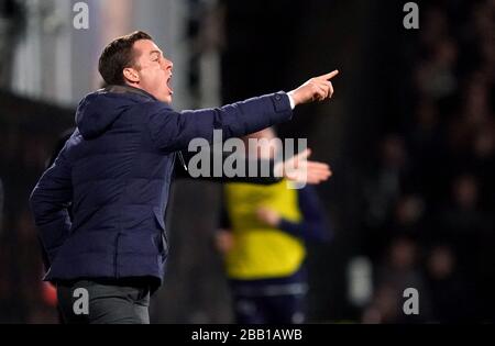 Scott Parker, responsable de Fulham, fait des gestes sur le touchline Banque D'Images