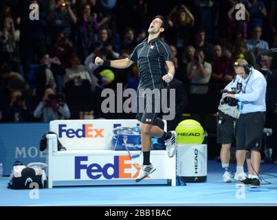 Le Novak Djokovic de Serbie célèbre la défaite de Rafael Nadal en Espagne au cours du huitième jour des finales du Barclays ATP World Tour à l'O2 Arena de Londres. Banque D'Images