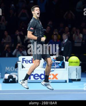 Le Novak Djokovic de Serbie célèbre la défaite de Rafael Nadal en Espagne au cours du huitième jour des finales du Barclays ATP World Tour à l'O2 Arena de Londres. Banque D'Images