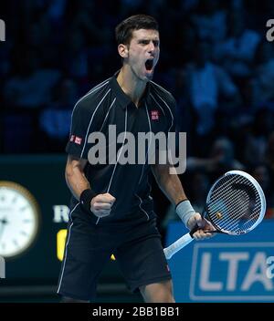 Le Novak Djokovic de Serbie réagit au cours du huitième jour des finales du Barclays ATP World Tour à l'O2 Arena de Londres. Banque D'Images