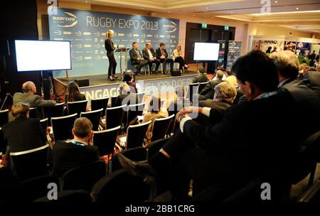 Le modérateur Sonja McLaughlan accueille la séance plénière sur les opportunités d'affaires du RWC 2015 avec Andrew Geary du Milton Keynes Council , Mick Hogan de MMG Sport, Dan Jones de Deloitte et Debbie Jevans d'Angleterre Rugby 2015 au cours du premier jour de l'exposition de rugby 2013 au stade de Twickenham Banque D'Images