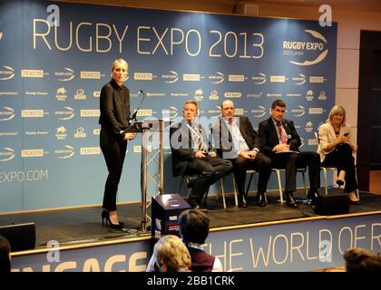 Le modérateur Sonja McLaughlan accueille la séance plénière sur les opportunités d'affaires du RWC 2015 avec Andrew Geary du Milton Keynes Council , Mick Hogan de MMG Sport, Dan Jones de Deloitte et Debbie Jevans d'Angleterre Rugby 2015 au cours du premier jour de l'exposition de rugby 2013 au stade de Twickenham Banque D'Images