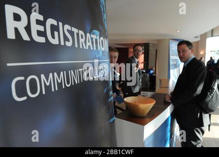 Un participant s'inscrit au deuxième jour du Rugby Expo 2013 au stade de Twickenham Banque D'Images