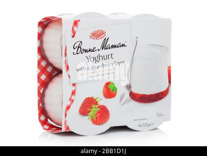 LONDRES, Royaume-Uni - 01 AVRIL 2020: Pack de yaourt bonne Maman avec couche de fraise sur fond blanc. Banque D'Images