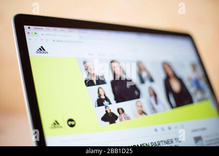 BELGRADE, SERBIE - 9 MARS 2020: Site web d'Adidas sur écran d'ordinateur à Belgrade, Serbie. ADI Dassler fait ses premières chaussures de sport dans son atelier près Banque D'Images