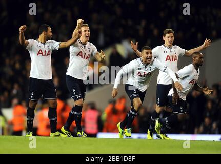 Les joueurs de Tottenham Hotspur célèbrent la victoire de la pénalité tirer dehors Banque D'Images