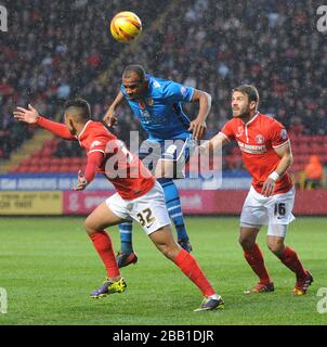 Rodolph Austin (centre) de Leeds United en action avec Cameron Stewart (gauche) de Charlton Athletic et Rhoys Wiggins Banque D'Images