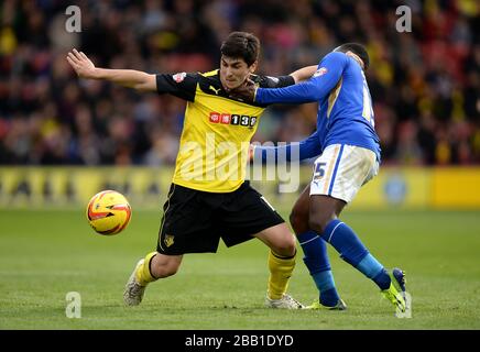 Jeffrey Schlupp (à droite) de Leicester City et Fernando Forestieri de Watford combattent pour le ballon Banque D'Images