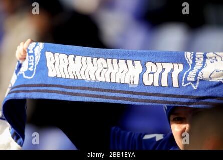 Un ventilateur maintient un foulard de Birmingham City Banque D'Images