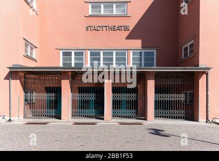 Luckenwalde, Allemagne. 24 mars 2020. L'entrée du théâtre municipal est fermée avec des bars. Crédit: Soeren Stache/dpa-Zentralbild/ZB/dpa/Alay Live News