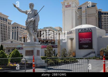 Vue générale de l'entrée fermée du Caesars Palace au milieu de la pandémie mondiale de coronavirus COVID-19, lundi 23 mars 2020, à Las Vegas. (Photo par IOS/Espa-Images) Banque D'Images