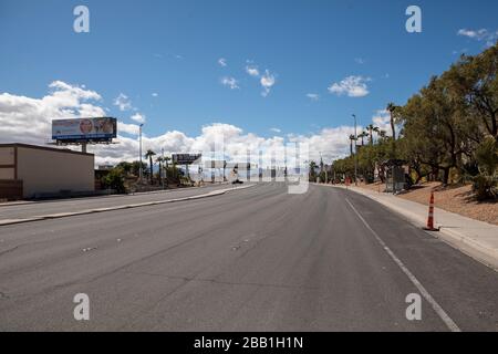 Vue générale d'une rue vide au milieu de la pandémie mondiale de COVID-19 du coronavirus, lundi 23 mars 2020, à Las Vegas. (Photo par IOS/Espa-Images) Banque D'Images