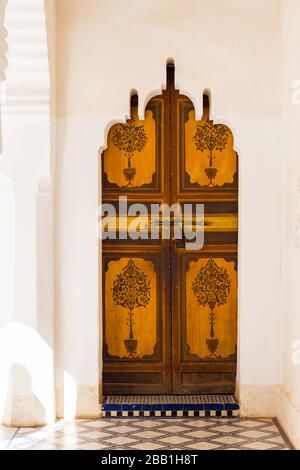Marrakech, Maroc - 6 novembre 2019 : porte arabe traditionnelle au Palais de Bahia. Vertical Banque D'Images
