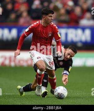 L'Albie Morgan de Charlton Athletic (à gauche) est fouillé par Josh Brownhill de Bristol City Banque D'Images