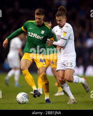 Brad Potts (à gauche) de Preston North End et Kalvin Phillips de Leeds United combattent le ballon Banque D'Images