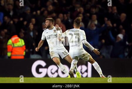 Stuart Dallas (à gauche), de Leeds United, célèbre son premier but du jeu avec Kalvin Phillips Banque D'Images