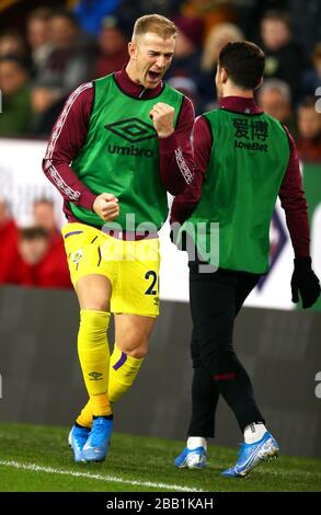 Le gardien de but de Burnley Joe Hart (à gauche) se réchauffe sur l'écran tactile pendant le jeu Banque D'Images