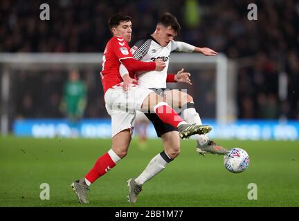 Albie Morgan, de Charlton Athletic (à gauche), et Jason Knight, du comté de Derby, affrontent le ballon Banque D'Images