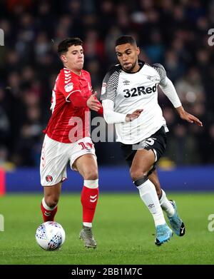 La bataille de Charlton Athletic, Albie Morgan (à gauche) et Max Lowe du comté de Derby pour le ballon Banque D'Images