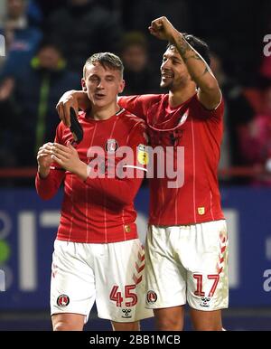 Charlton Athletic's Alfie Doughty (à gauche) et Macauley bonne célèbrent après le coup de sifflet final Banque D'Images