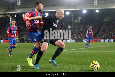 James McArthur (à gauche) du Crystal Palace et Aaron Mooy de Brighton et Hove Albion se battent pour le ballon Banque D'Images