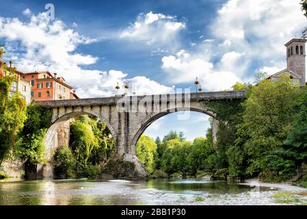 Cividale del Friuli et son pont du diable traversant la rivière Natisone. Province d'Udine, Friuli Venezia Giulia, Italie Banque D'Images